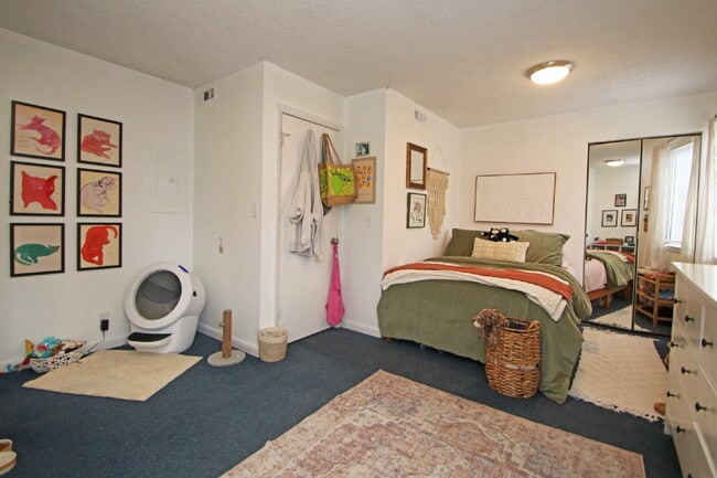 Building Photo - Your Chill JMU Spot—Awesome 2-Bed, 2-Bath Condo Close to Campus!