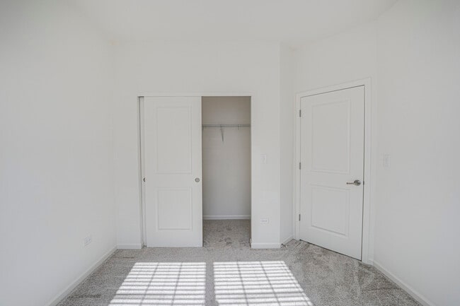 Building Photo - 2939 Showplace Dr