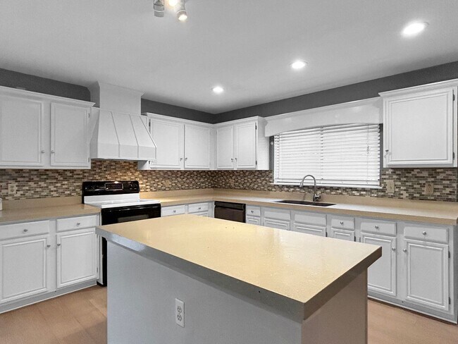 Building Photo - Freshly Updated 4-Bedroom Home with Pool, Fireplace & New Flooring in Universal City