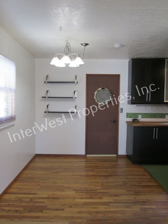 Building Photo - Montavilla Cutie! 2bd 1 ba home with Garag...