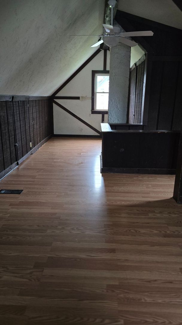 Building Photo - Three Bedroom - large upper bedroom!