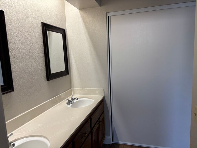 Building Photo - Oakley Single Story with Community Pool!