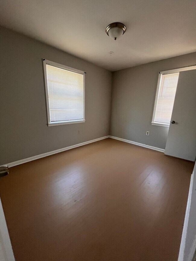 Building Photo - Great Property in quite Neighborhood