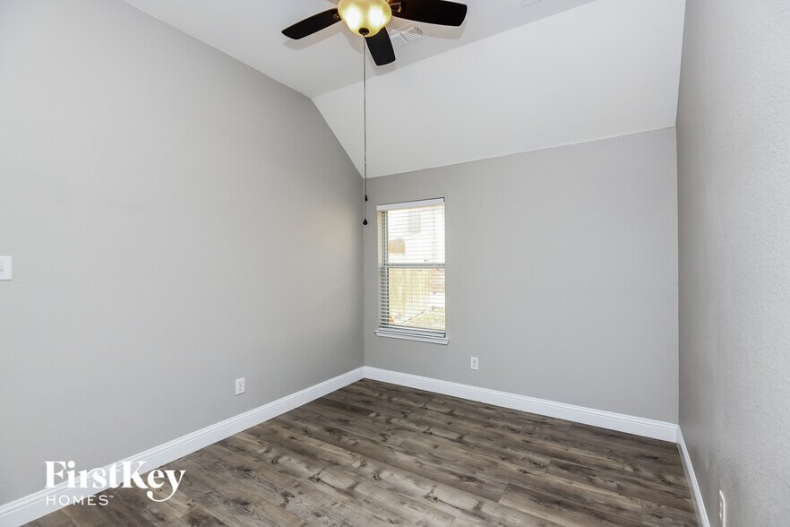 Building Photo - 860 Roaring Springs Rd