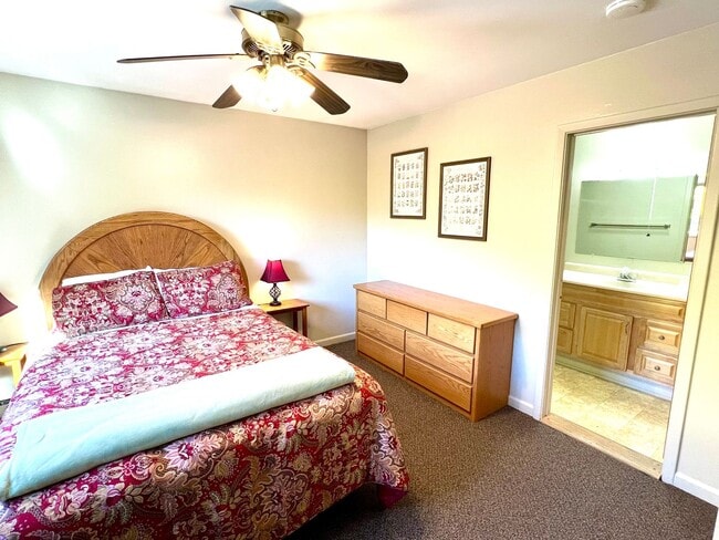 Building Photo - Downtown Furnished Two Bed Unit in Duplex-...