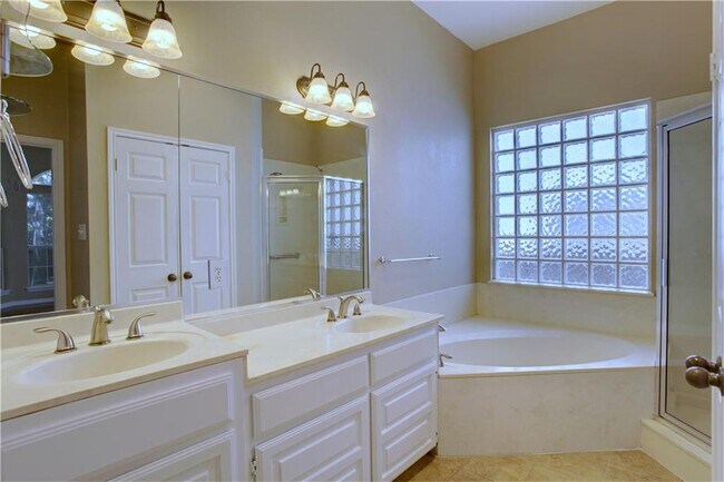 Building Photo - 1905 Kinney Ave