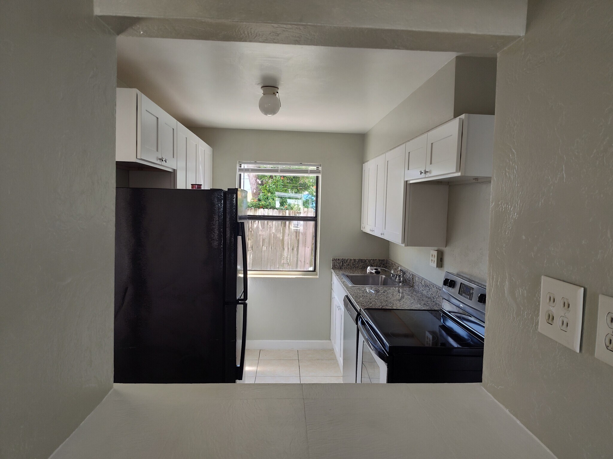 Building Photo - 318 N Oleander Ave