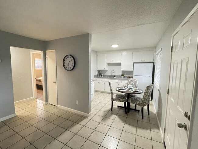 Building Photo - Lone Pine Apartments