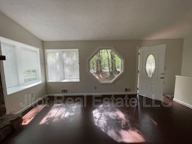 Building Photo - 221 Rustic Ridge Dr NE