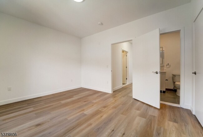 Building Photo - 48 Chadwick St