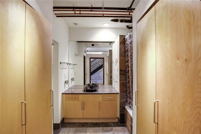Building Photo - 411 Brazos St