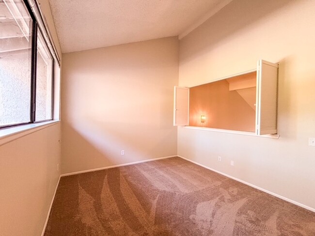 Building Photo - Placentia Lakes 2 bed, 2 bath Townhome for...