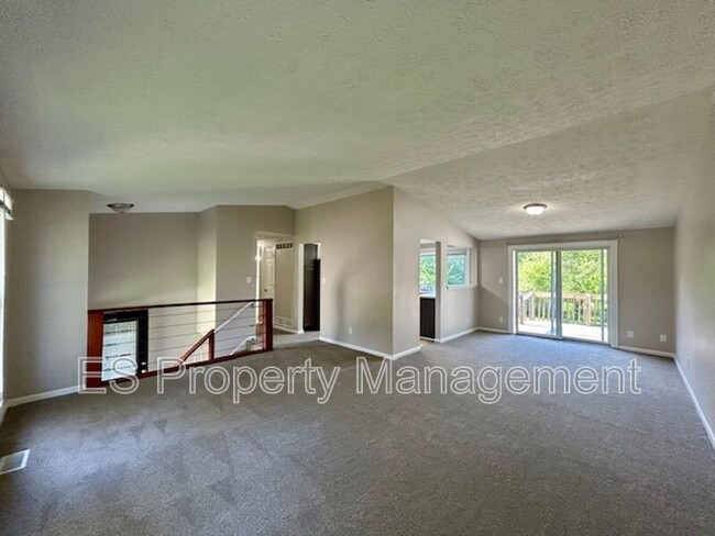Building Photo - 1180 Standish Dr