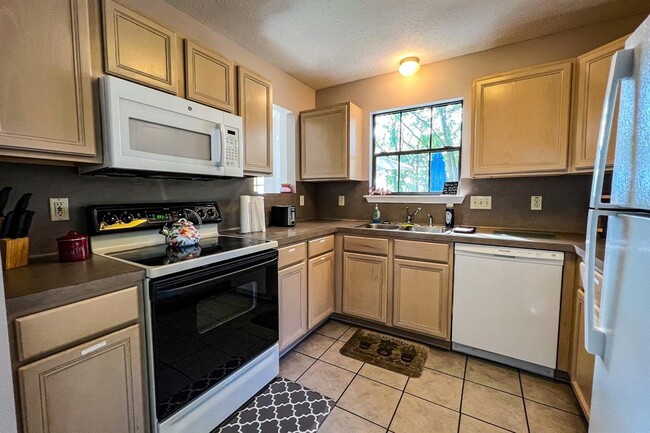 Building Photo - 191 Deerwood Trl