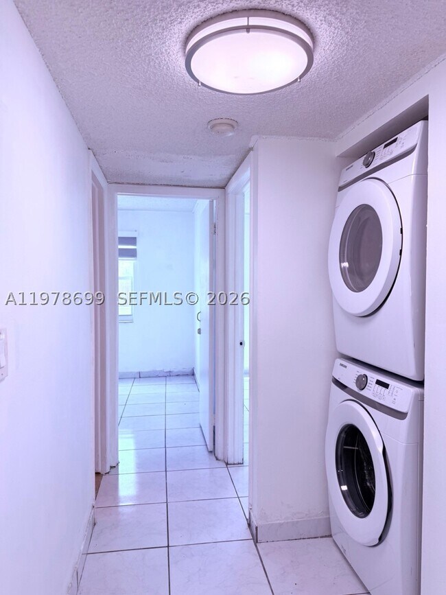 Building Photo - 15470 SW 82nd Ln