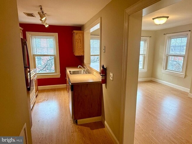 Building Photo - 101 King St