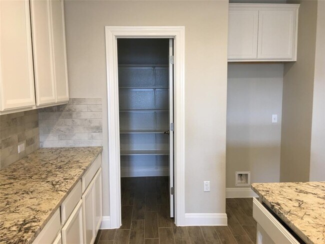 Building Photo - 9907 Quercia Dr