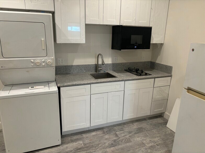 Primary Photo - 9740 Pacific Ave