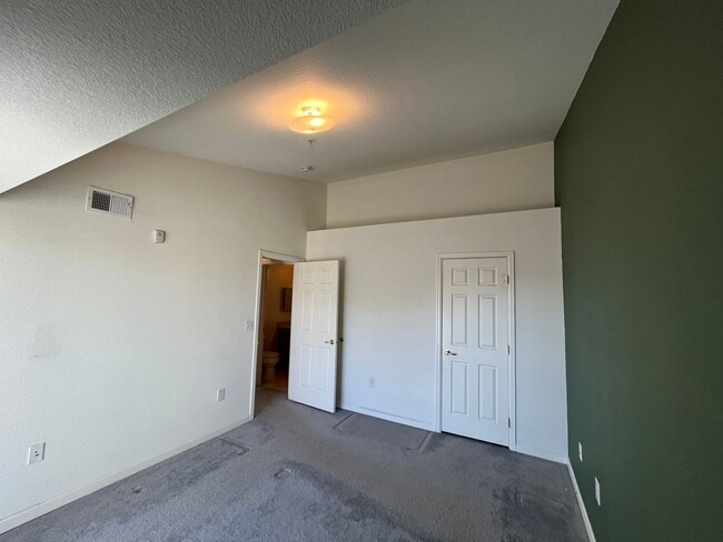 Building Photo - Cozy 1 bed 1 bath in Gated community near DIA