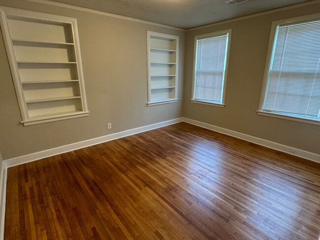 Building Photo - Gorgeous Features! 3 Bedroom with Bonus room