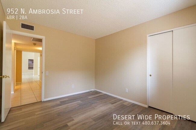 Building Photo - Beautiful 4 Bedroom, 2 Bath on the Golf Co...