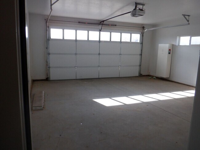 Building Photo - 3 Bed 2 bath with 2 car attached garage