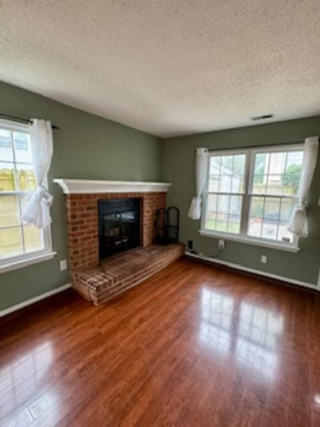 Building Photo - Beautiful 4 Bedroom Townhome