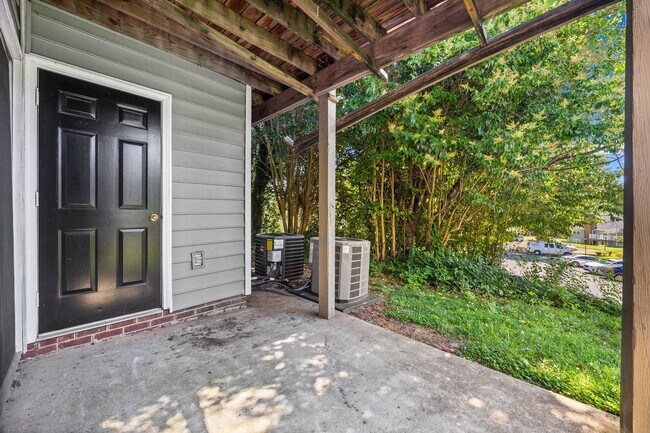 Building Photo - Light and bright 2-primary suite, 2-bath condo in Firethorne of Charlotte.