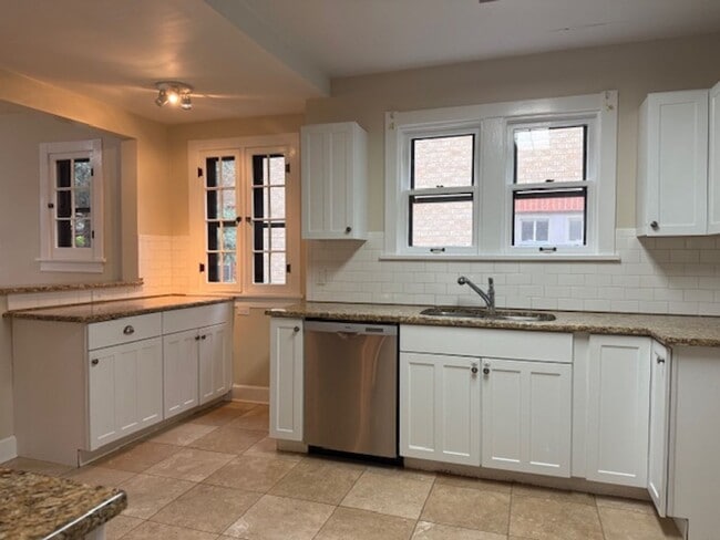 Building Photo - House For Lease