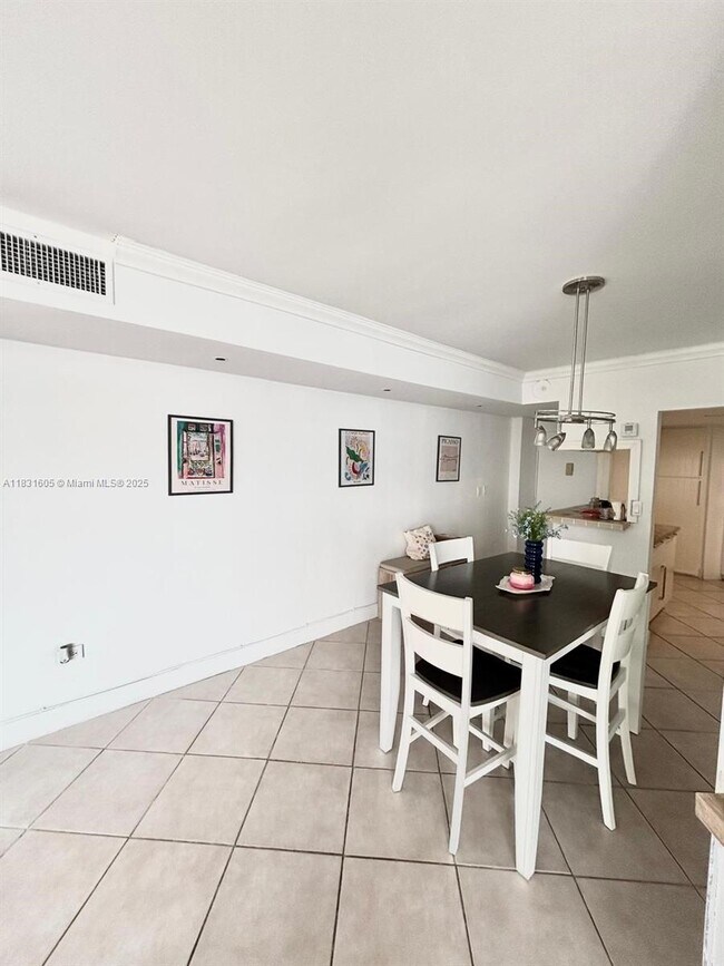 Building Photo - 999 Brickell Bay Dr