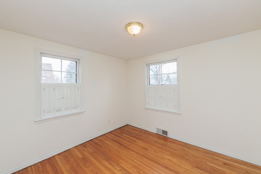 Building Photo - 4040 Ardmore Rd