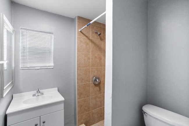 Building Photo - 3/2 NEWLY  ****MOVE IN READY**** Apply Tod...