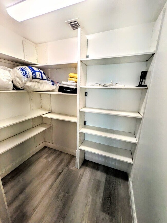 Building Photo - Annual Turnkey 3/3 penthouse on waterfront in Osprey