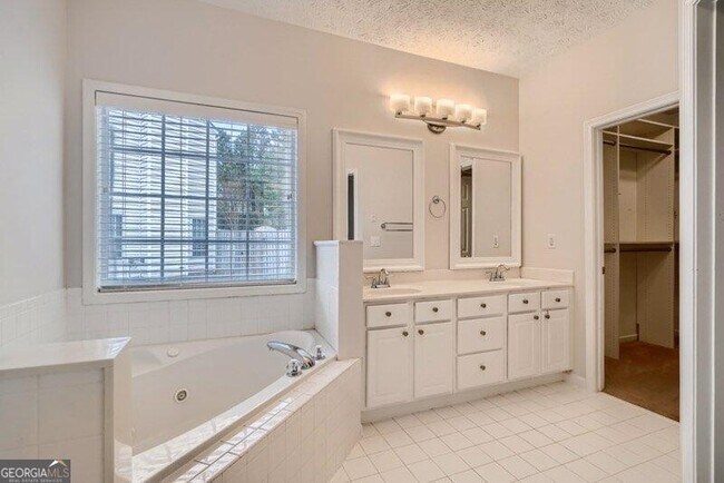 Building Photo - 843 Glen Abbey Ct