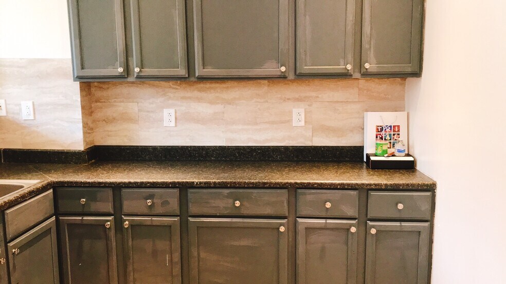 Building Photo - 5818 Hobart St