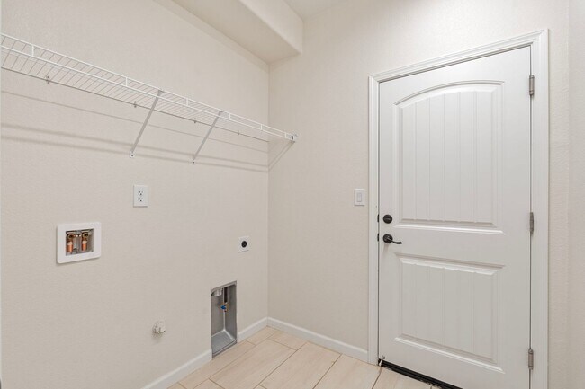 Building Photo - Welcome to this beautiful Carson City townhome available for rent