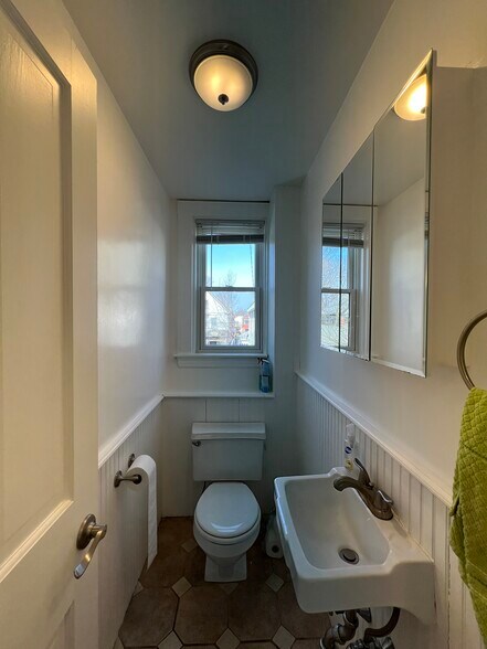 Building Photo - 176 Elm St