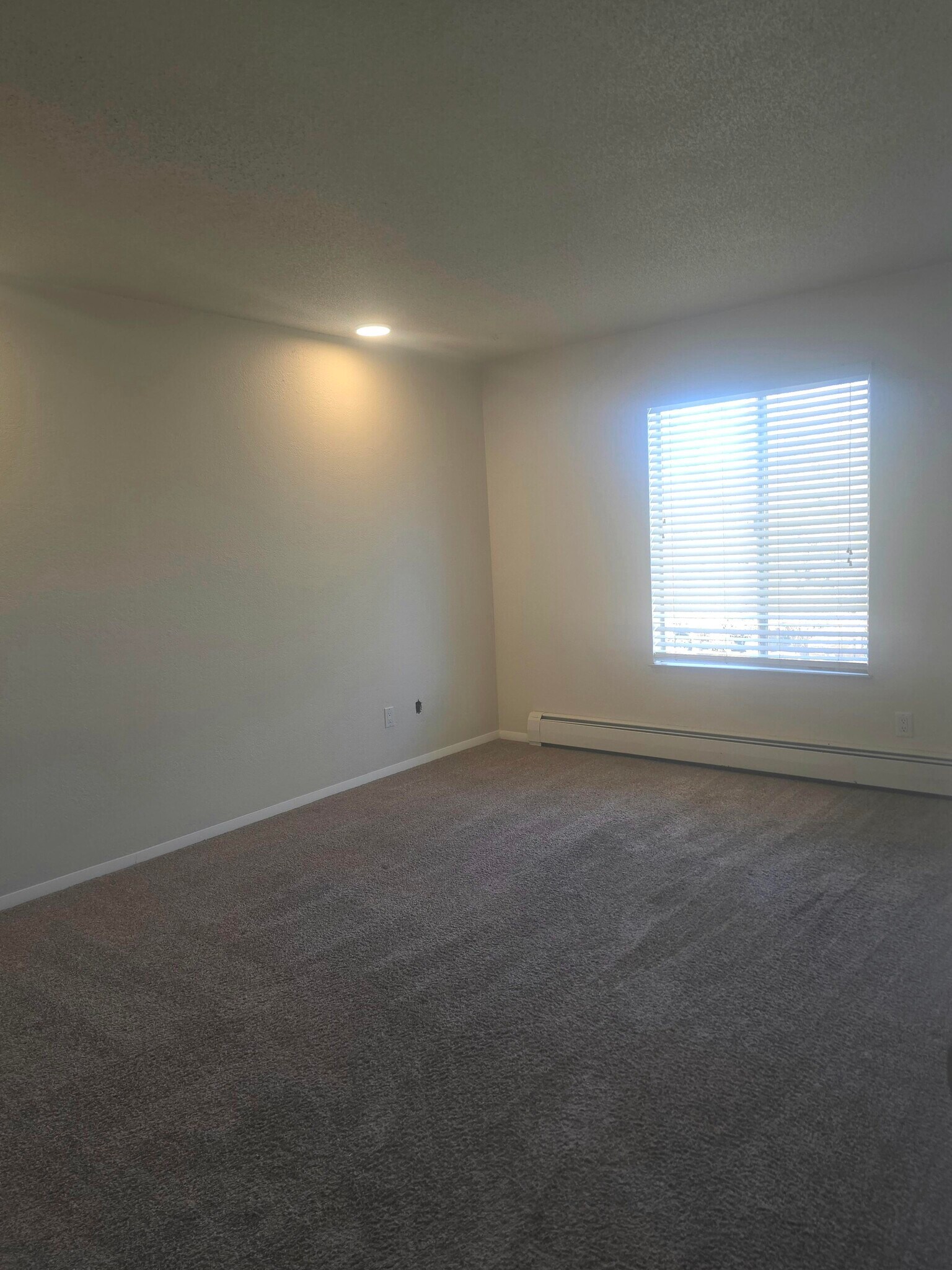 Building Photo - 3150 Lakeside Dr