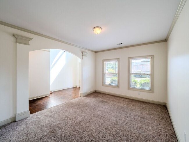 Building Photo - 512 Watercourse Way