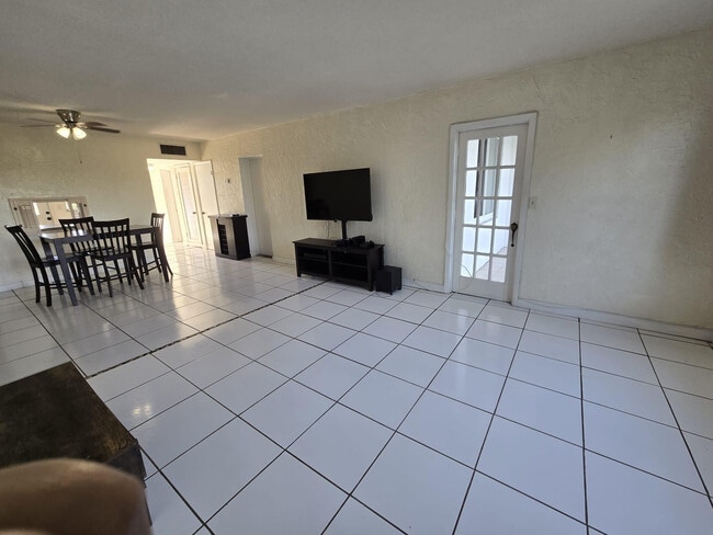 Building Photo - 5335 NW 10th Ct