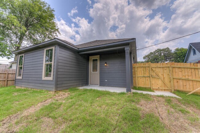 Building Photo - Amazing 3BR/2BA House!