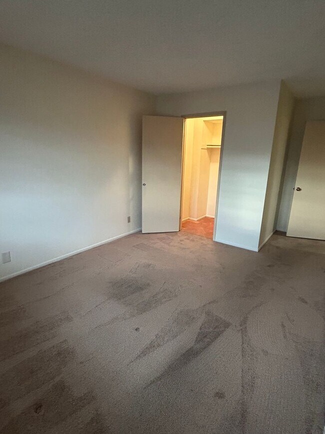 Building Photo - Rare opportunity to lease a 4-bedroom home featuring oversized bedrooms, scenic hilltop city view...