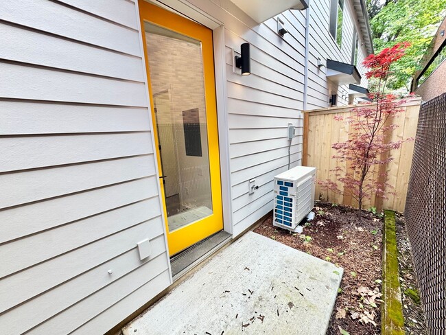 Building Photo - *1 MONTH FREE RENT* A 2bd/2bath Modern Tow...