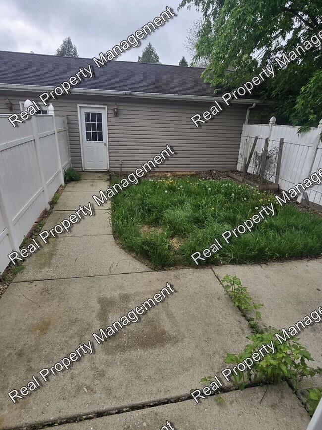 Building Photo - Updated 3 Bedroom Townhome