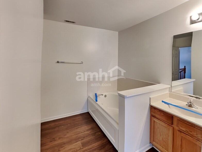 Building Photo - 148 Enclave C