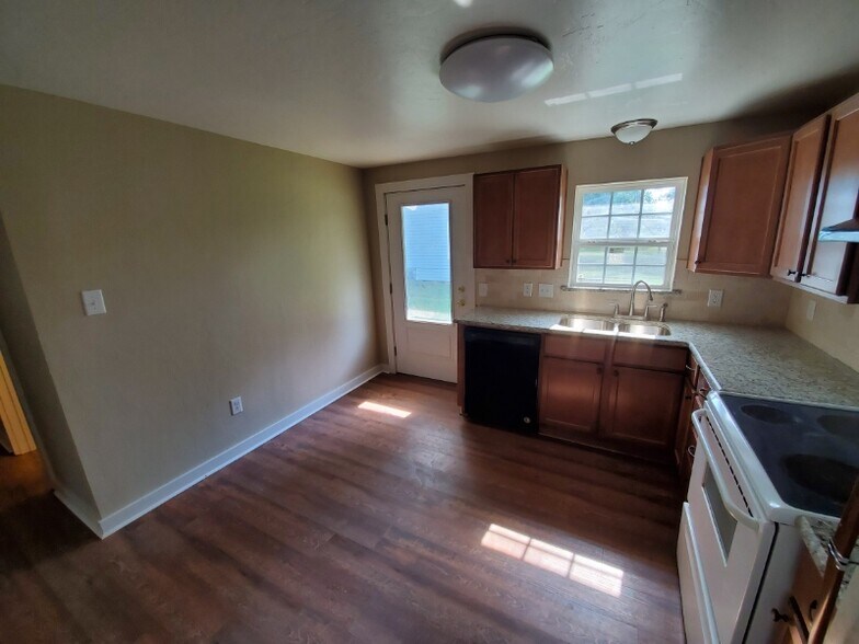 Building Photo - 901 N Bledsoe St