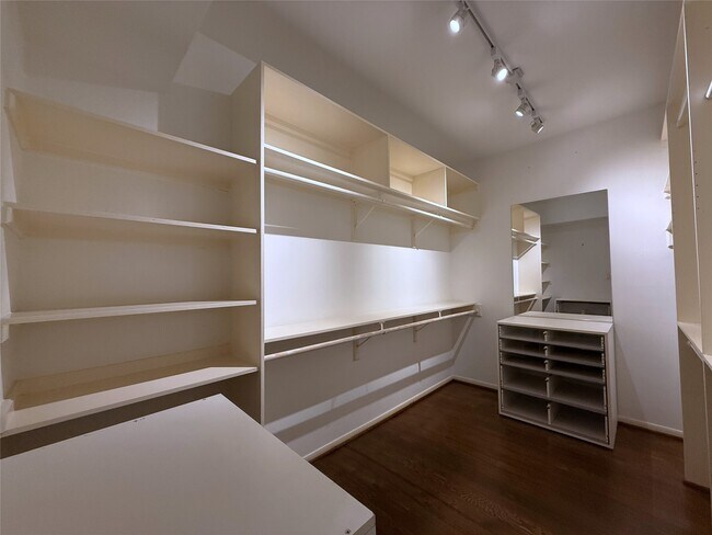 Building Photo - 2813 Saint St