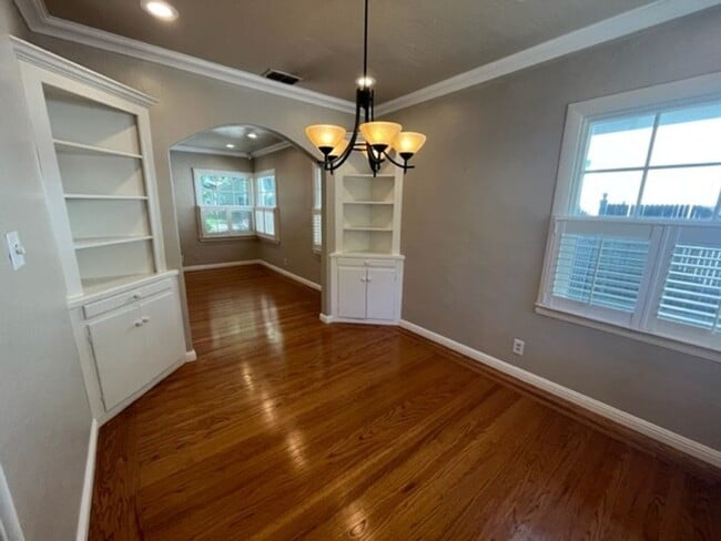 Building Photo - Beautiful 2bed 1bath home in East Sac- Min...