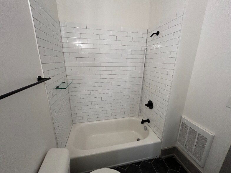 Building Photo - 1725 Elm St