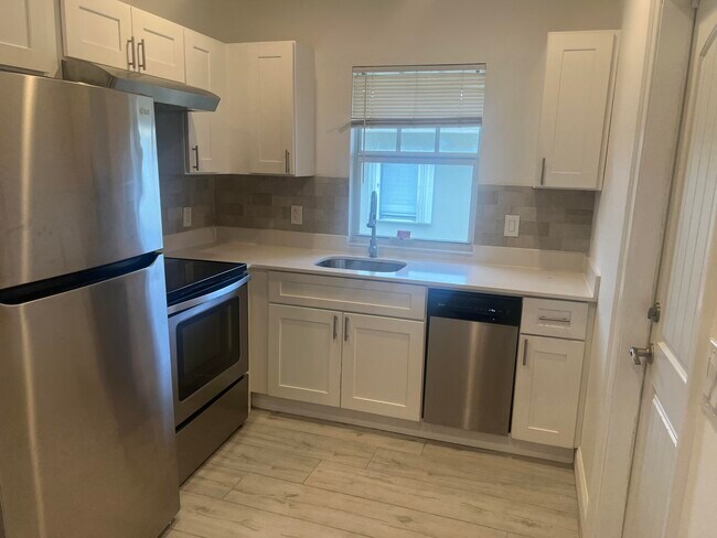 Building Photo - 407 S Lakeside Dr